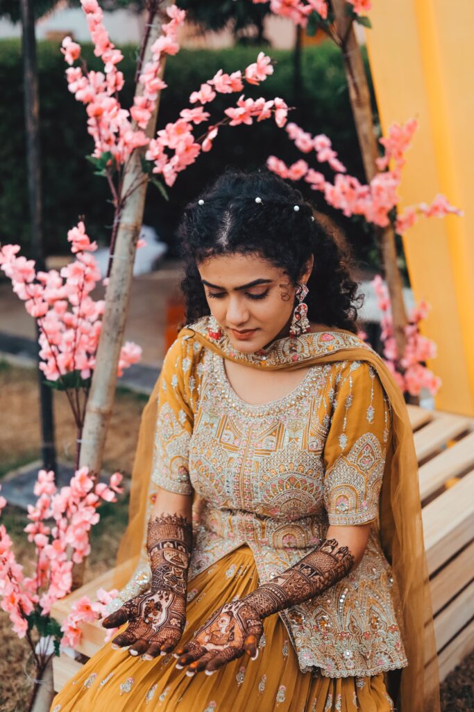 Arabic Mehndi Artist in Lucknow creating elegant Arabic mehndi designs