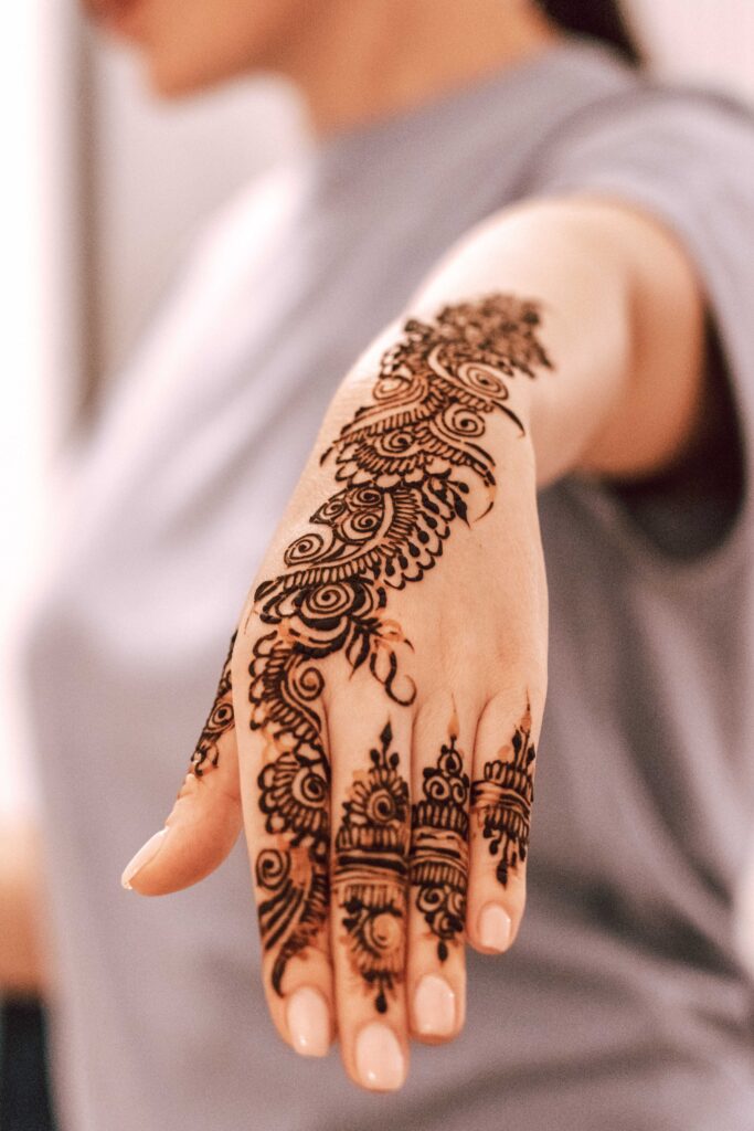 Arabic Mehndi Artist in Lucknow creating elegant Arabic mehndi designs